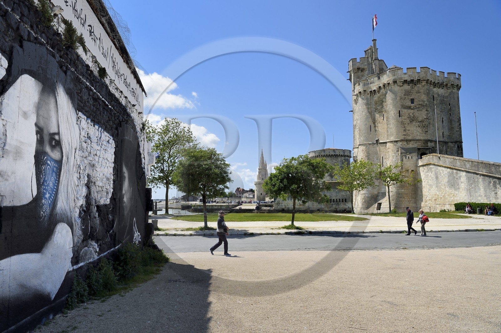 France, Charente-Maritime (17), La Rochelle, la Tour Saint-Nicolas protège l'entrée du Vieux Port