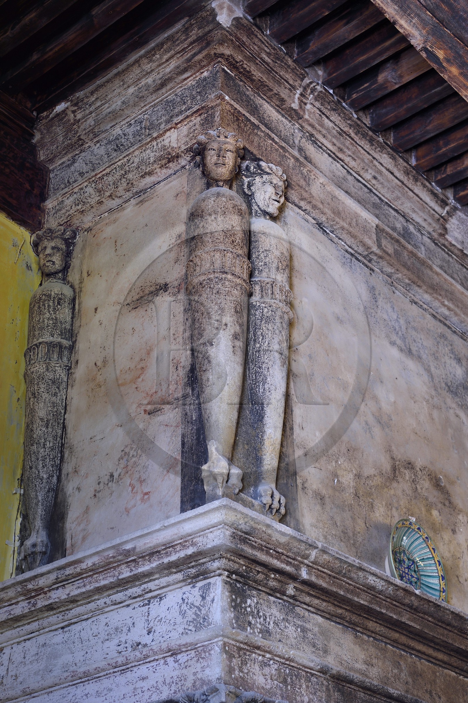 France, Vaucluse (84), Parc Naturel Regional du Luberon, Lourmarin, labellisé Les Plus Beaux Villages de France, le chateau des XVè et XVIè siècles Renaissance, salle de reception (sallestre-salle à être), cheminée Renaissance avec sculptures à têtes d'indiens couronnées de plumes