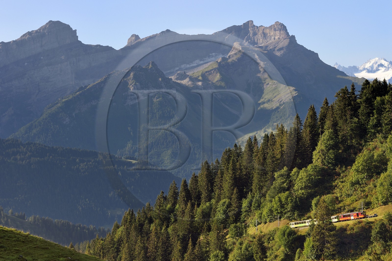 Suisse, canton de Vaud, Villars-sur-Ollon, train qui rejoint la gare du col de Bretaye