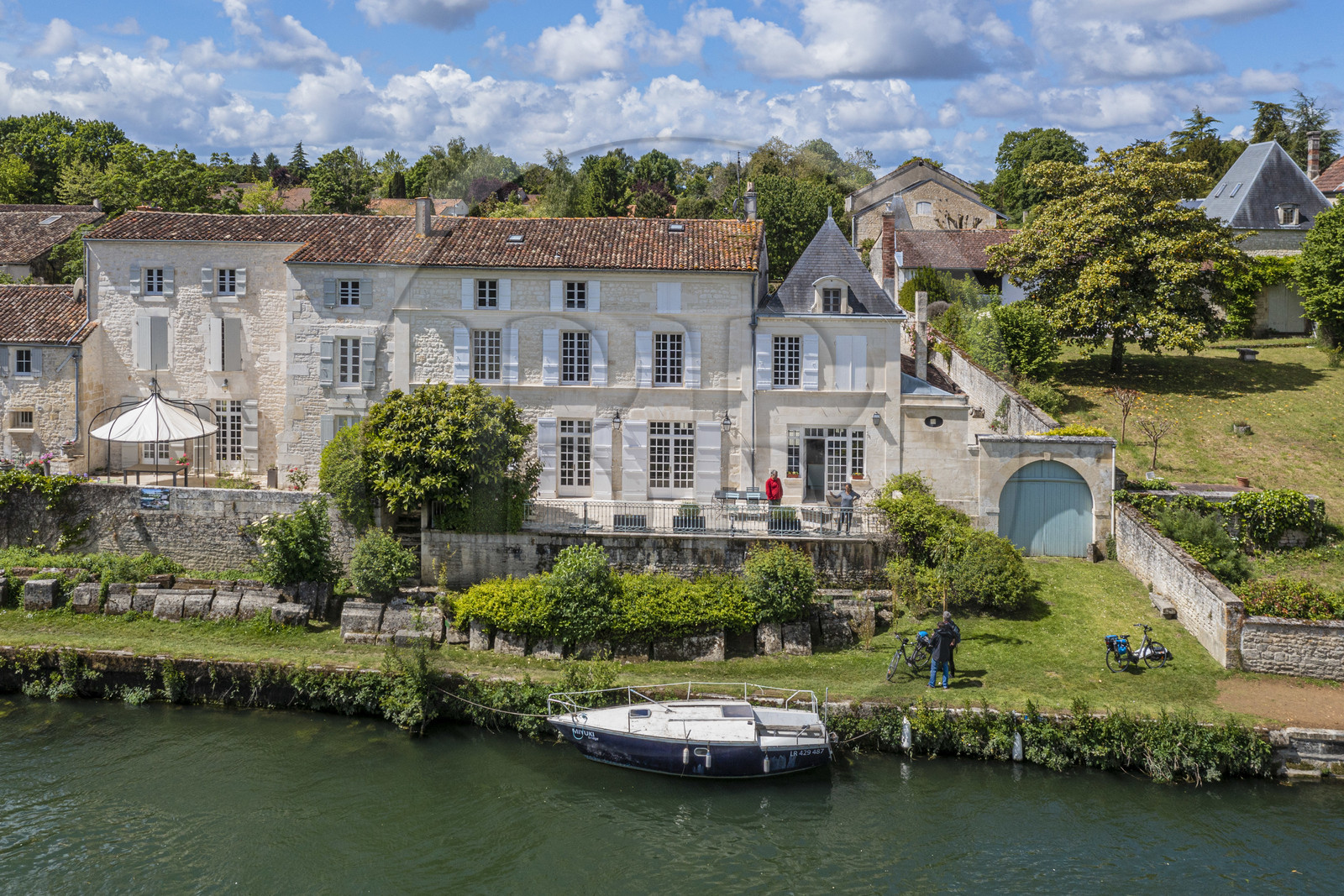 France, Charente-Maritime (17), Saintonge, Port-d'Envaux, anciennes demeures d’armateurs en bordure de la Charente (vue aérienne)