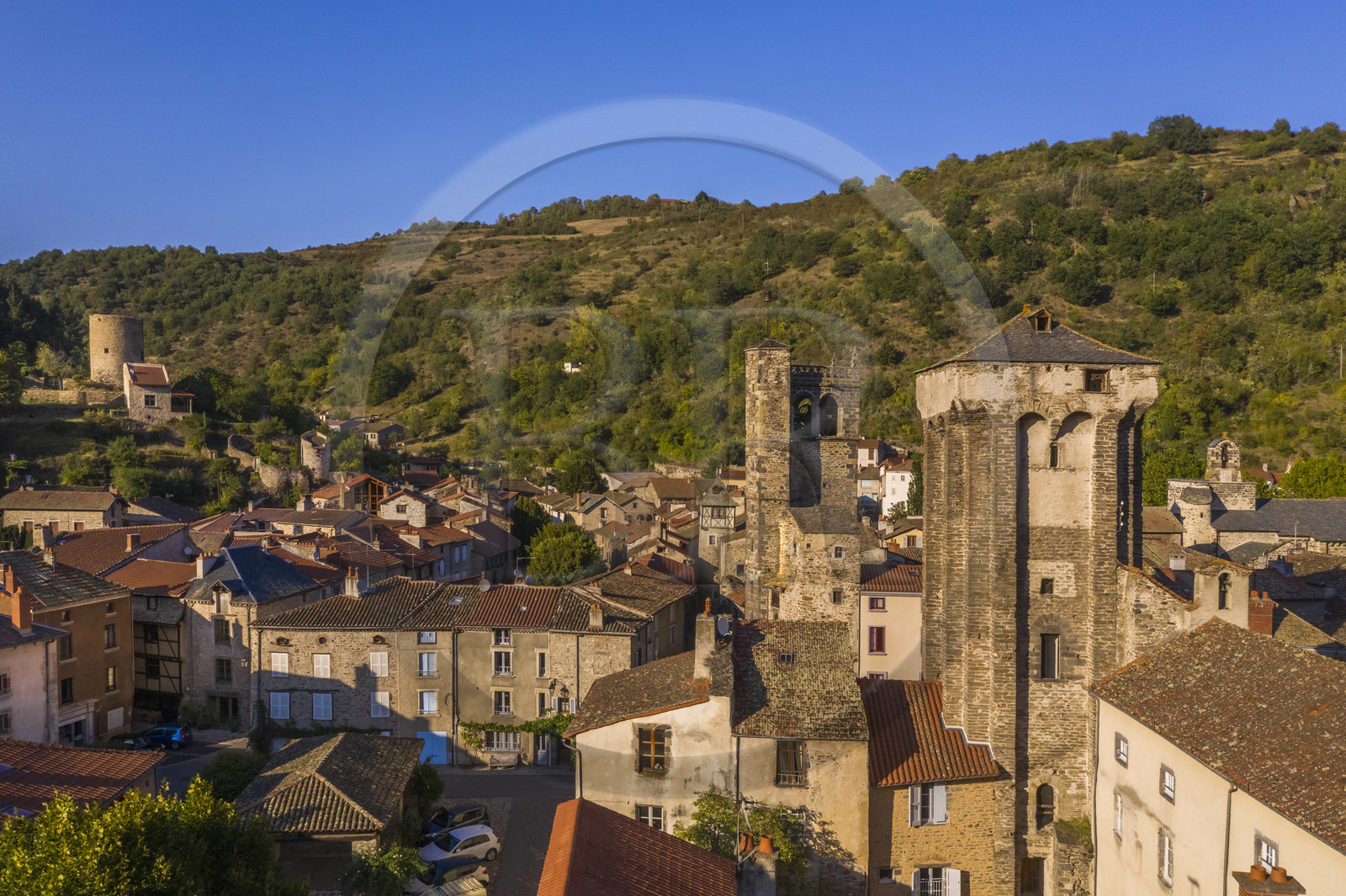 France, Haute-Loire (43), Blesle, labellisé Les Plus Beaux Villages de France, le Clocher Saint-Martin au centre, le Donjon des barons de Mercœur à droite et la Tour de Massadou en arrière plan à gauche France, Haute-Loire (43), Blesle, labellisé Les Plus Beaux Villages de France, le Clocher Saint-Martin au centre, le Donjon des barons de Mercœur à droite et la Tour de Massadou en arrière plan à gauche