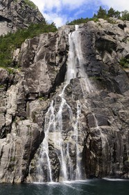 Norvège, Rogaland, chute d'eau tombant dans le Lysefjord, fjord de Lysebotn
