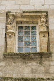France, Vendée (85), Fontenay-le-Comte, ancien hôtel de Rivaudeau du XVIe siècle, fenêtre encadrée par un atlante et une caryatide