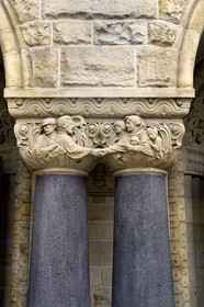 France, Moselle (57), Metz, quartier impérial, la gare de Metz, édifiée de 1905 à 1908 par l'architecte berlinois Jurgen Kruger est inscrite monument historique, fronton de colonne représentant la séparation du départ en voyage