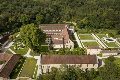 France, Côte-d'Or (21), Marmagne, l'abbaye cistercienne de Fontenay fondée en 1118, classée au Patrimoine Mondial de l'UNESCO (vue aérienne)