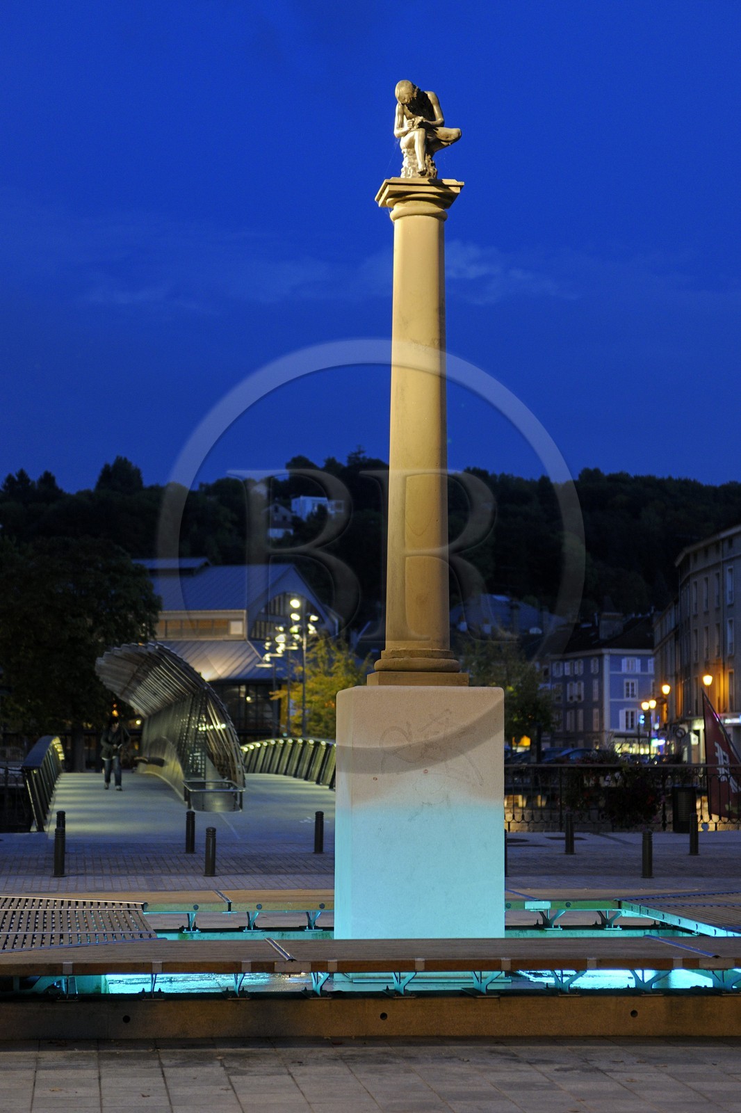 France, Vosges (88), Epinal, sur la colonne de la place Pinau la statue représente un enfant qui se tire une épine du pied