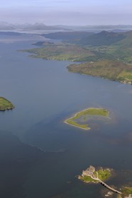 Royaume-Uni, Ecosse, Highland, Dornie, Eilean Donan castle dans le Loch Alsh et l'Ile de Skye en arrière plan (vue aérienne)
