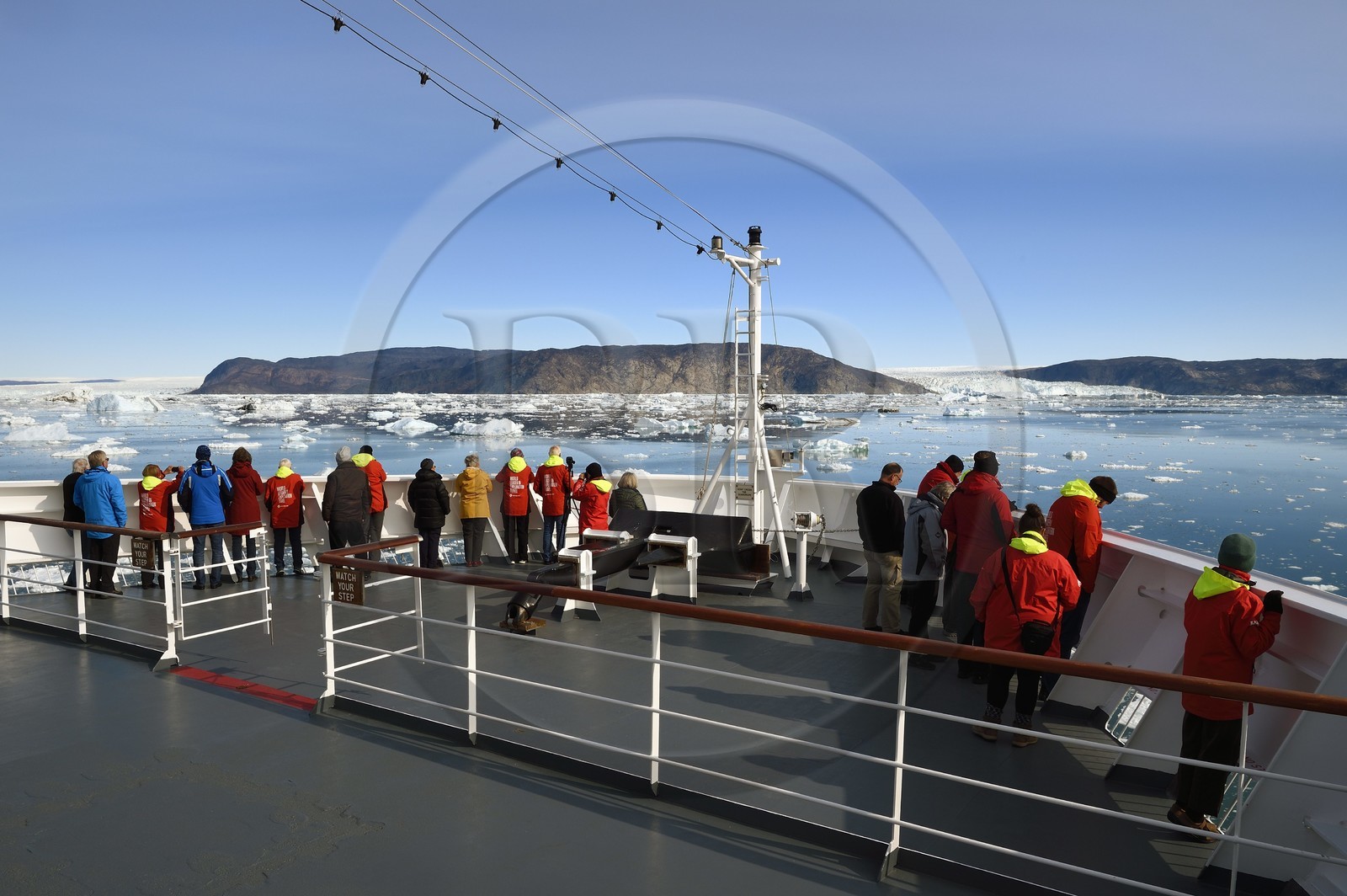 Groenland, cote ouest, baie de Disko, le bateau de croisière MS Fram de la compagnie Hurtigruten progresse entre les icebergs de la baie de Quervain, le glacier Kangilerngata sermia à gauche et le glacier Eqip Sermia (glacier Eqi) à droite