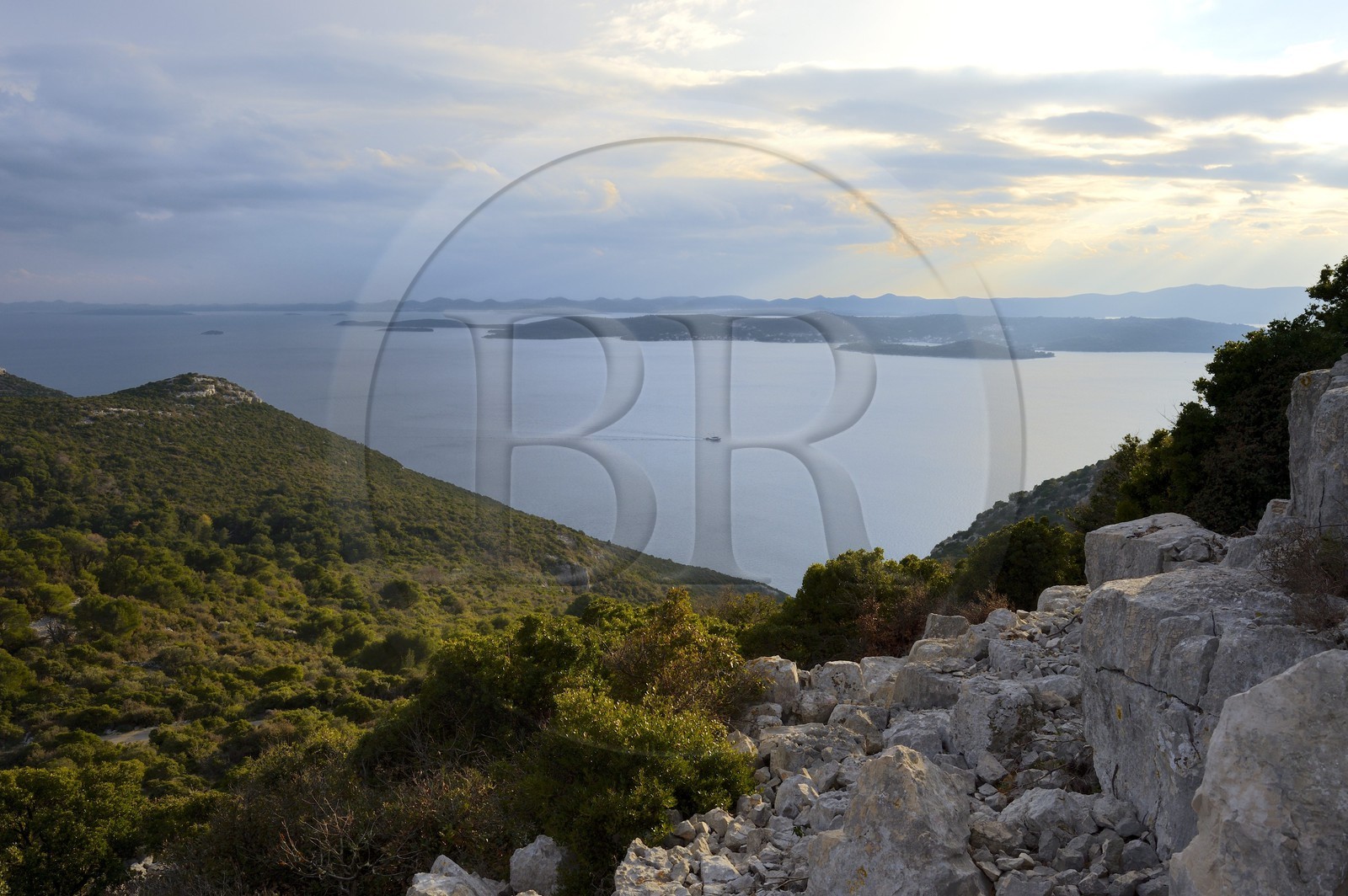 Croatie, Dalmatie, côte dalmate, Ile d’Ugljan, région de Preko, vue depuis les ruines du chateau Saint Michel
