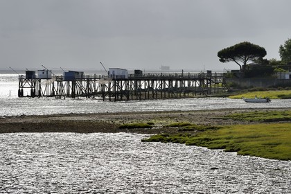 France, Charente-Maritime (17), Fouras, pontons de peche au carrelet et le Fort Boyard en arrière plan