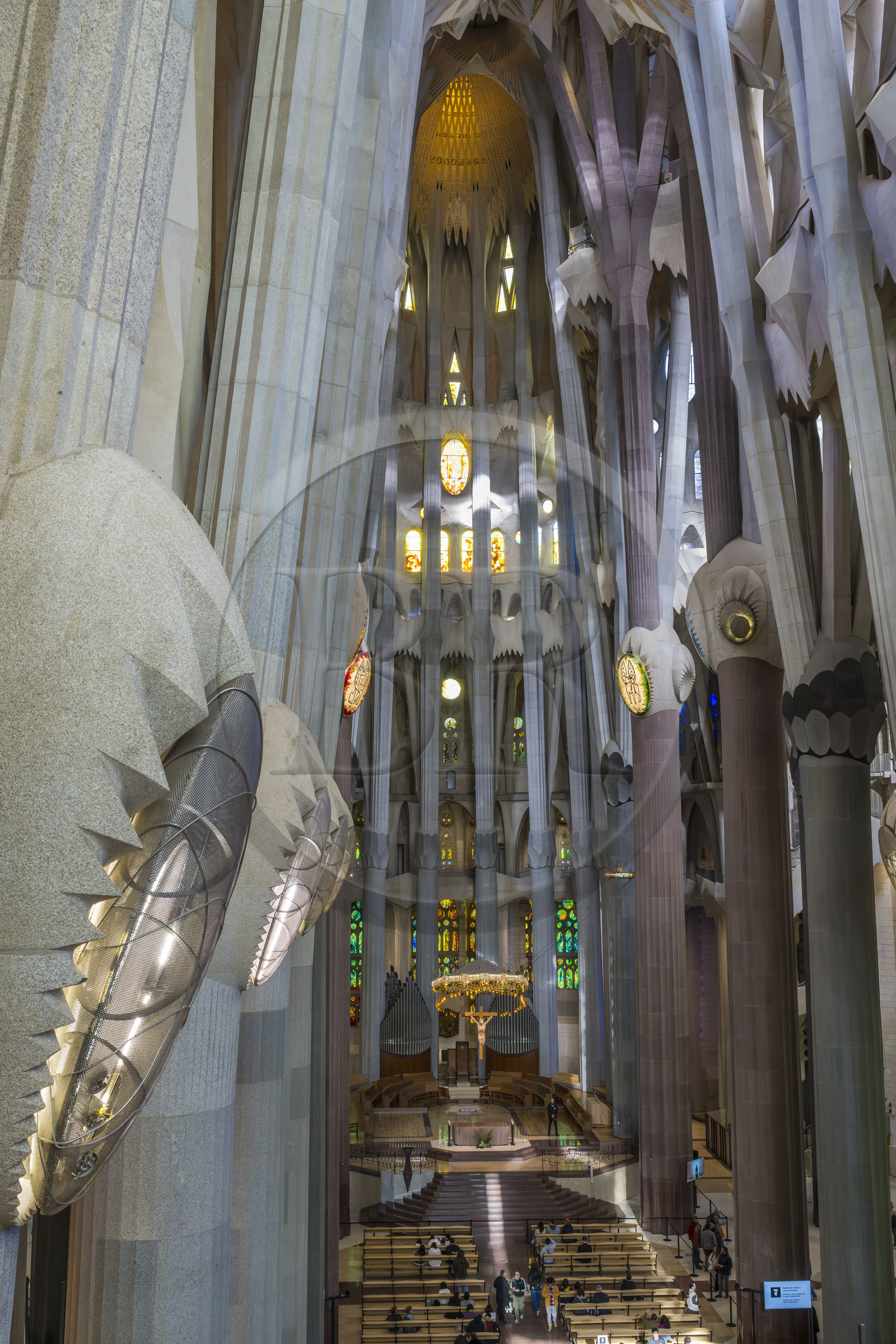 Espagne, Catalogne, Barcelone, quartier de l'Eixample, basilique de la Sagrada Familia de l'architecte du modernisme catalan Antoni Gaudi classée Patrimoine Mondial de l'UNESCO, au dessus du noeud, les colonnes du vaisseau central (nef) se subdivisent en branches tel un arbre