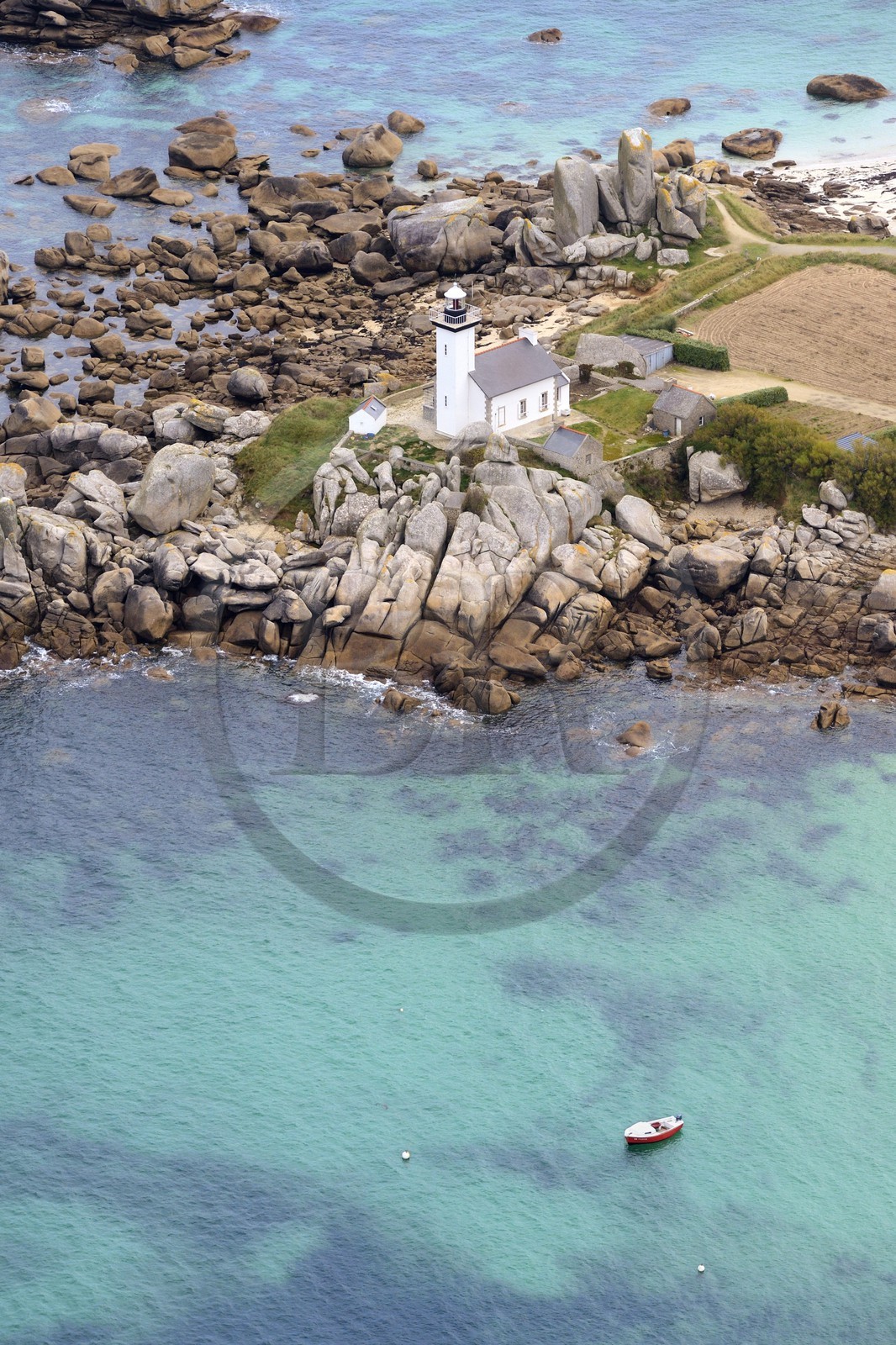 France, Finistère (29), la Côte des Légendes au coeur du Pays Pagan, Brignogan-Plages, Pointe de Beg-Pol, phare de Pontusval (vue aérienne)