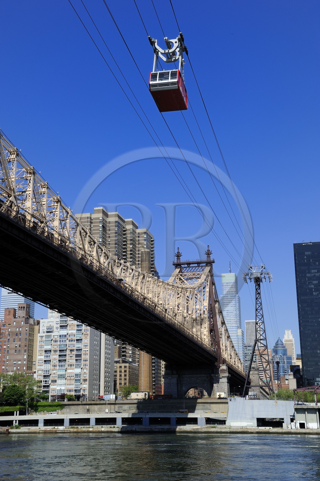 United States, New York, Manhattan, Upper East Side, Roosevelt Island Tram et Queensboro Bridge overlooking the East River