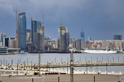 Azerbaijan, Baku, the Caspian Sea along Neftciler Prospekt avenue (Bulvar) seen from Bayraq Meydani