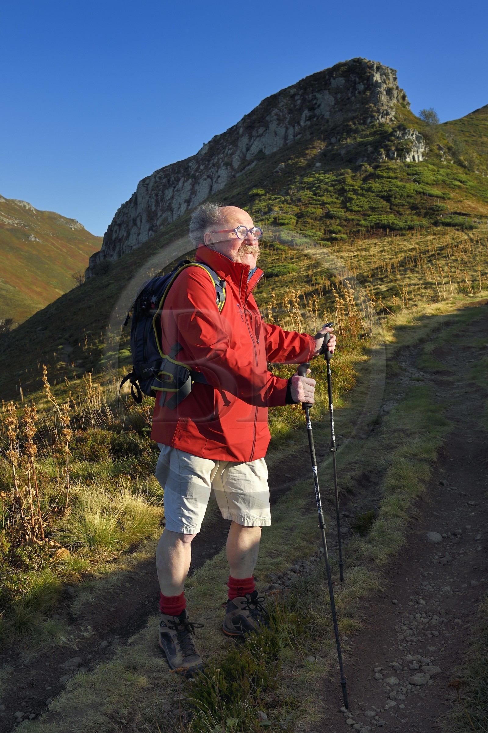 France, Cantal (15), Parc Naturel Régional des Volcans d'Auvergne, Le Lioran, col de Rombière, Bernard Quinsat qui a imaginé dans les années 2000 la Via Arverna sur le chemin de Saint-Jacques de Compostelle et fondateur de la maison d’édition de guides Chamina, le col de Cabre et le Puy Bataillouse en arrière plan