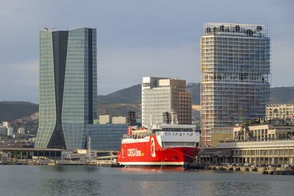 France, Bouches-du-Rhône (13), Marseille, Zone Euroméditerranée, Grand Port Maritime, la tour CMA CGM et tour La Marseillaise, un ferry de Corsica Line à quai