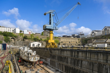 France, Finistère (29), Brest, l'arsenal, le port militaire est une base navale de la Marine nationale, navire de guerre en chantier dans un des deux bassins de radoub de Pontaniou situés dans l’anse de Pontaniou, le batiment aux Lions en arrière plan à droite