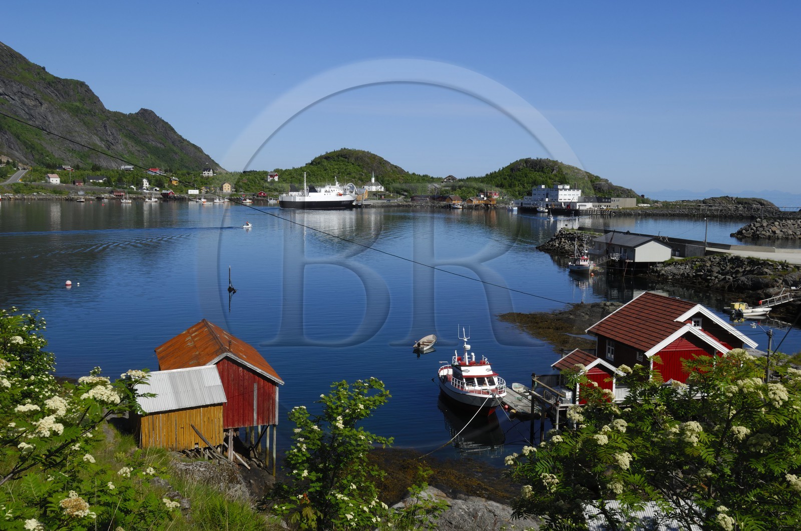 Norvège, Nordland, Iles Lofoten, Ile de Moskenes, ferry dans le petit port de Sorvagen Norvège, Nordland, Iles Lofoten, Ile de Moskenes, ferry dans le petit port de Sorvagen