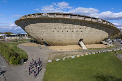 France, Loire-Atlantique (44), Saint-Nazaire, le Palais des sports appelé La Soucoupe datant de la reconstruction de la ville et des cyclistes du club Best Triathlon Saint Nazaire à l'entrainement (vue aérienne)