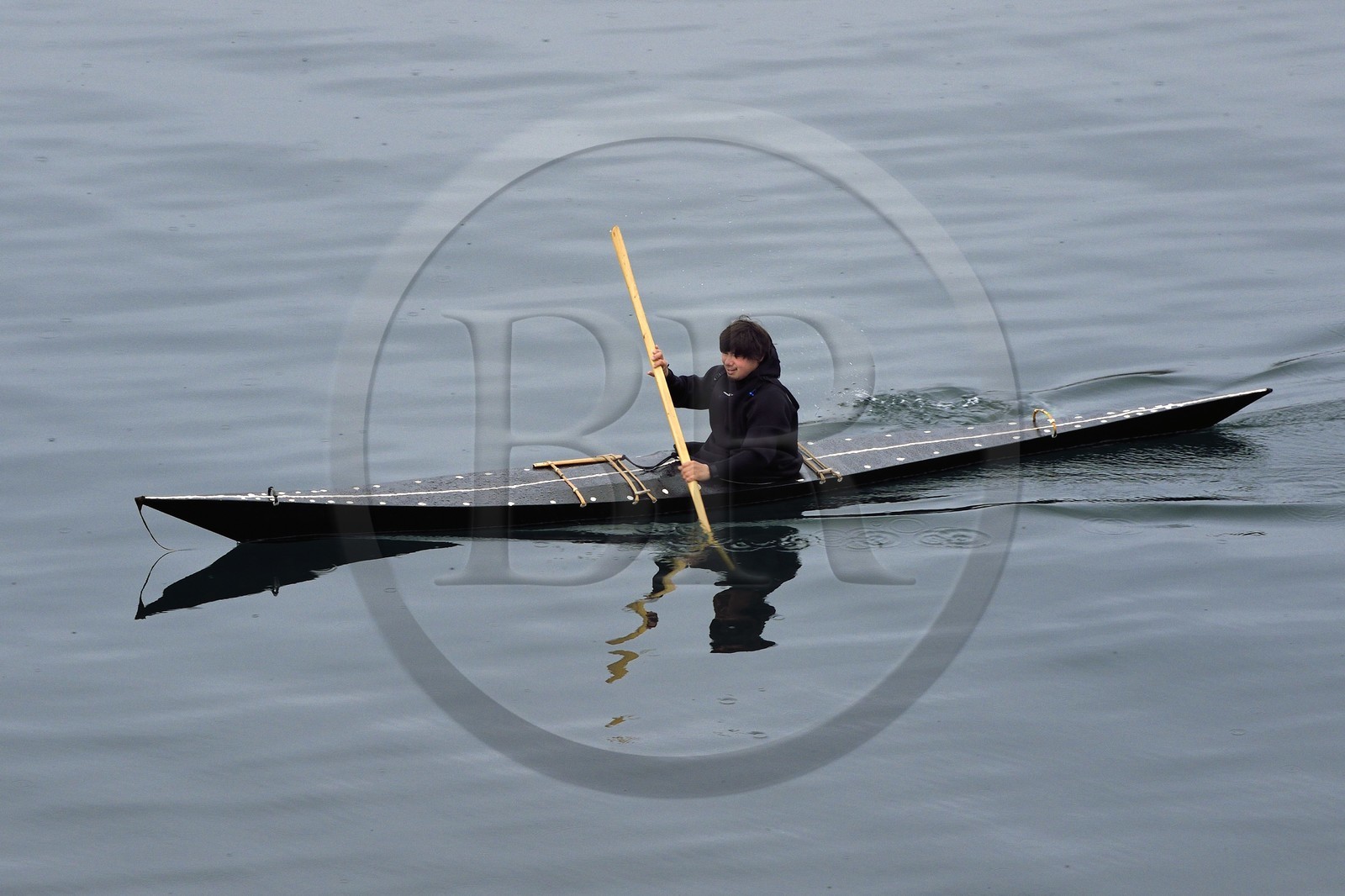 Groenland, région du centre ouest, Sisimiut (autrefois Holsteinsborg), inuit dans un kayak traditionnel
