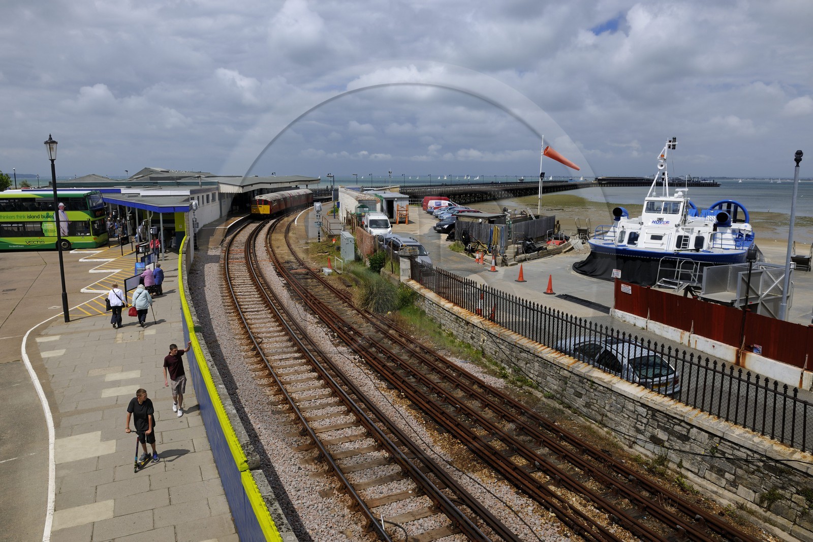 Royaume-Uni, Angleterre, Hampshire, Ile de Wight, Ryde, ferries de Southsea Portsmouth à Ryde avec l'aéroglisseur de Hover Travel et la gare ferrovière