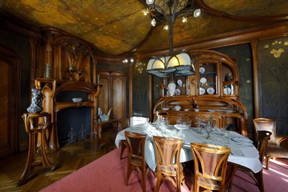 France, Meurthe-et-Moselle (54), Nancy, musée de l'Ecole de Nancy, salle à manger Masson de style Art Nouveau (1903-1906), mobilier et menuiseries par Eugène Vallin, panneaux de cuir et plafond de Victor Prouvé