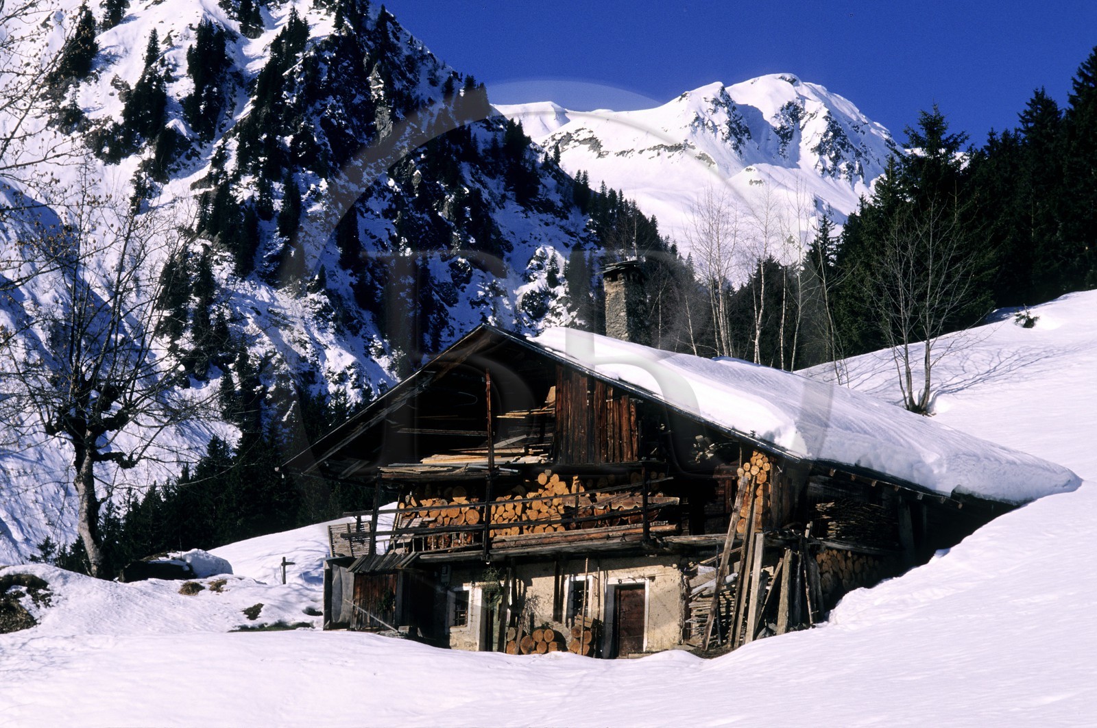 France, Savoie (73), Région du Beaufortin, Le Planay, chalet du village d'Arêches sous la neige France, Savoie (73), Région du Beaufortin, Le Planay, chalet du village d'Arêches sous la neige