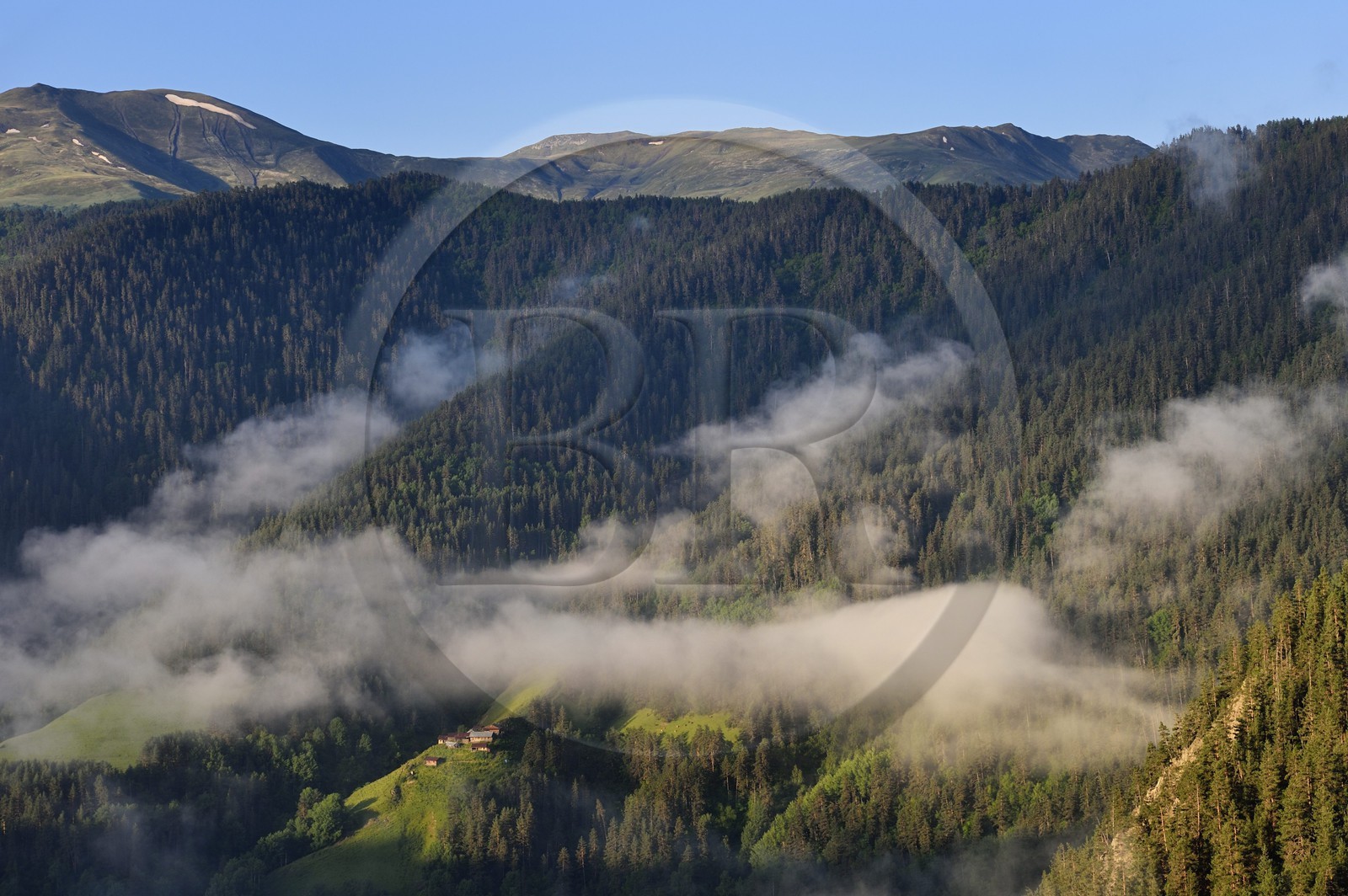 Géorgie, Kakheti, Parc national de Touchétie, petit hameau dans une vallée non loin de Omalo