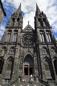 France, Puy-de-Dôme (63), Clermont-Ferrand, cathédrale Notre-Dame de l'Assomption du XIIIe siècle, les deux flèches de 90 m de hauteur dessinées par Viollet-le-Duc