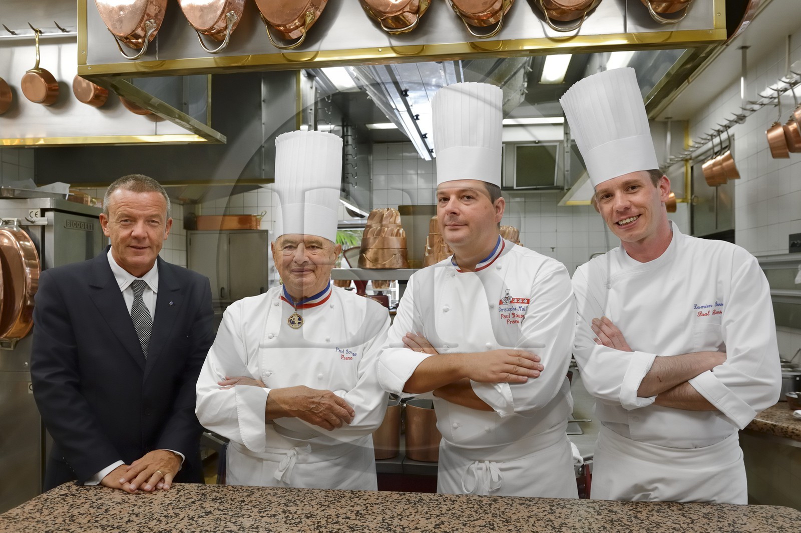 France, Rhône (69), Collonges-au-Mont-d'Or, Restaurant L'Auberge du Pont de Collonges de Paul Bocuse, trois étoiles au Guide Michelin depuis 1965, le grand chef cuisinier Meilleur ouvrier de France Paul Bocuse avec le chef executif Christophe Muller MOF 2000 et le directeur de salle François Pipala MOF 1993