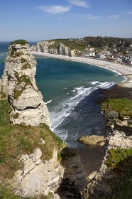 France, Seine-Maritime (76), Pays de Caux, Côte d'Albâtre, Etretat, la plage et la falaise d'Amont vus depuis la falaise d'Aval