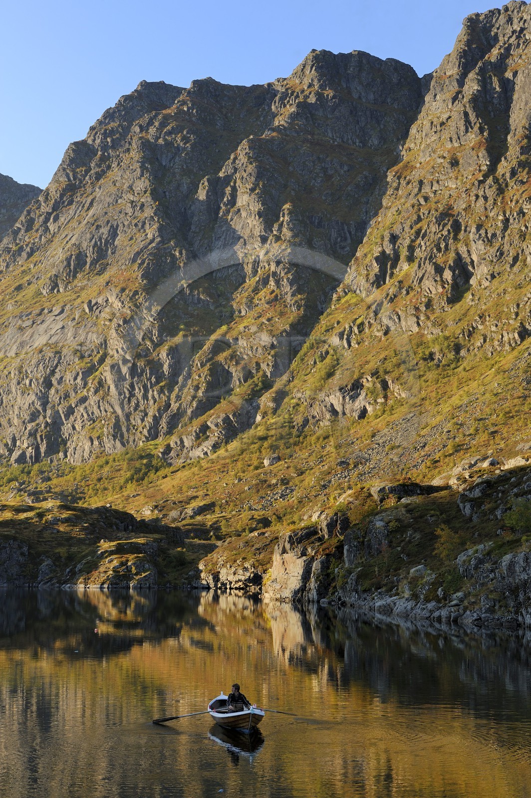 Norvège, Nordland, Iles Lofoten, commune de A (Å) à l'extrémité de Moskenesoy, barques sur un petit lac
