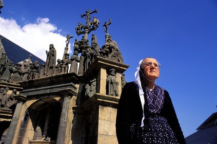 France, Finistère (29), Plougastel, une personne âgée en costume traditionnel