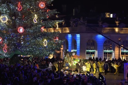 France, Meurthe-et-Moselle (54), Nancy, place Stanislas, le défilé de la Saint-Nicolas, char de la commune d'Art sur Meurthe avec la Parenthèse Enchantée