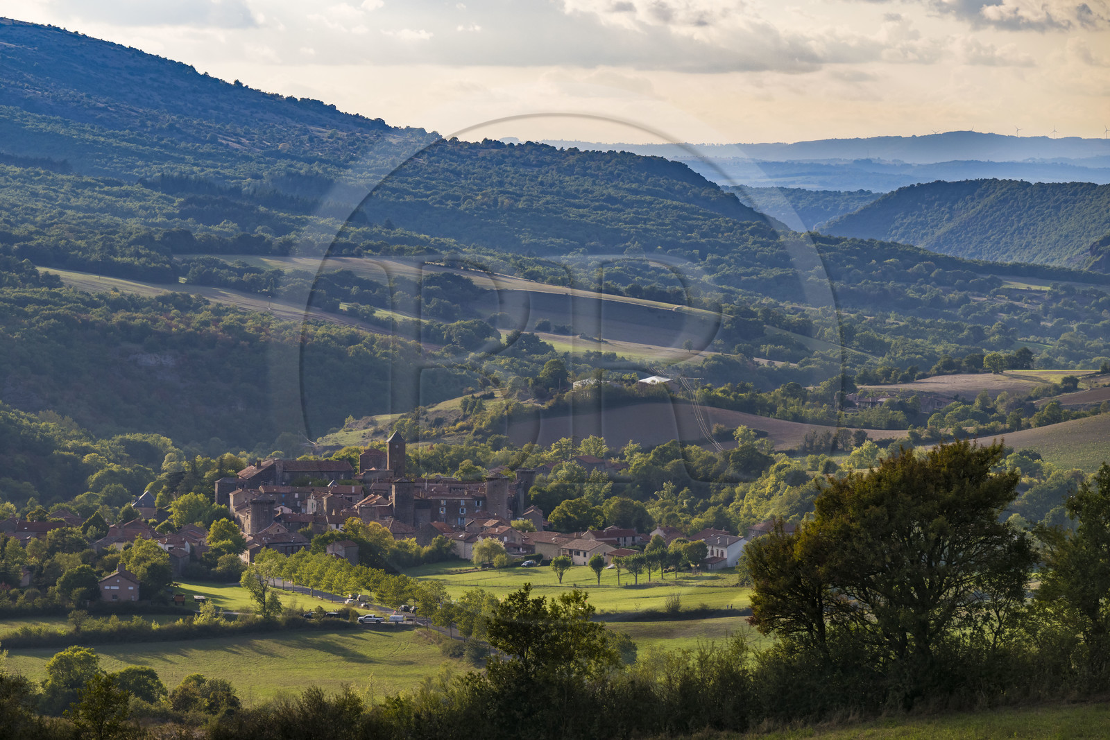 France, Aveyron (12), Causses et les Cévennes, paysage culturel de l'agro-pastoralisme méditerranéen, classés Patrimoine Mondial de l'UNESCO, Sainte-Eulalie-de-Cernon sur route de Saint-Jacques-de-Compostelle