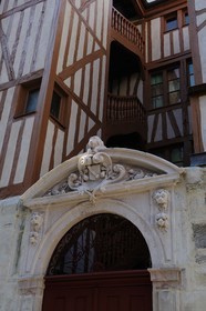 France, Côte d'Or (21), Dijon, maison médiévale à colombages la rose de Vergy rue de la Couette