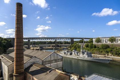 France, Finistère (29), Brest, l'arsenal, le port militaire est une base navale de la Marine nationale, navire de guerre reformé dans une boucle de la rivière Penfeld