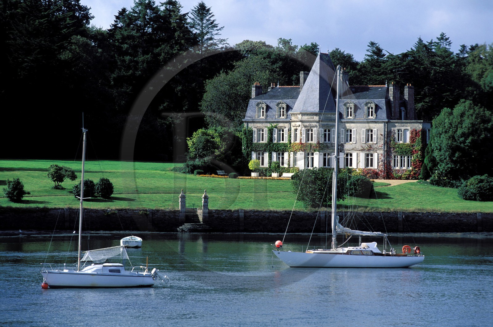 France, Finistère (29), le château de Kérouzien au bord de l' Odet (région de Quimper)