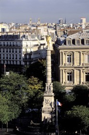 France, Paris (75), place du Châtelet, la fontaine et la chambre des notaires