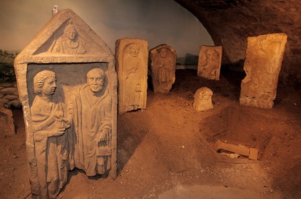 France, Côte-d' Or (21), Dijon, musée archéologique, stèles et bas-reliefs de l' époque gallo-romaine