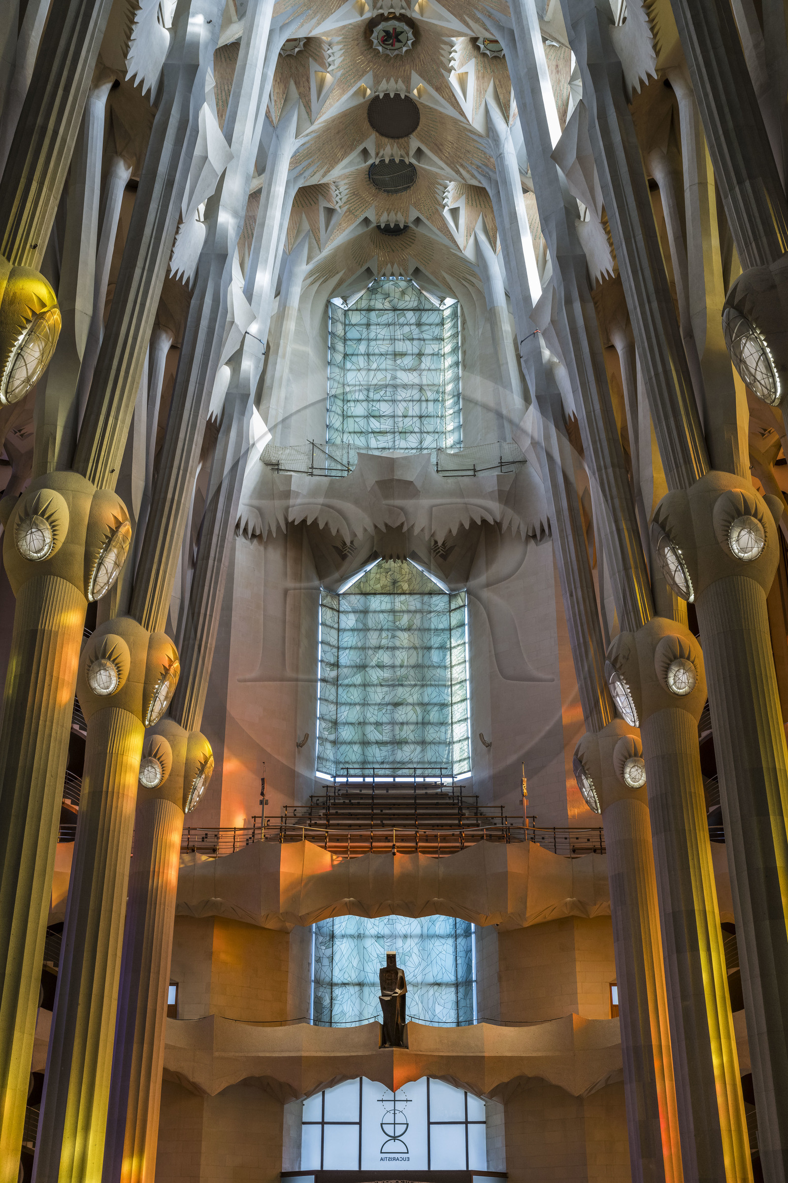 Espagne, Catalogne, Barcelone, quartier de l'Eixample, basilique de la Sagrada Familia de l'architecte du modernisme catalan Antoni Gaudi classée Patrimoine Mondial de l'UNESCO, la statue en bronze de Saint Georges (Sant Jordi) par le sculpteur Subirachs au centre de l'intérieur de la facade de la Gloire et la voute de la Nef en haut