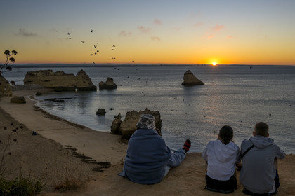 Portugal, Algarve, Lagos, lever de soleil sur la plage de Praia Dona Ana bordée par des falaises escarpées
