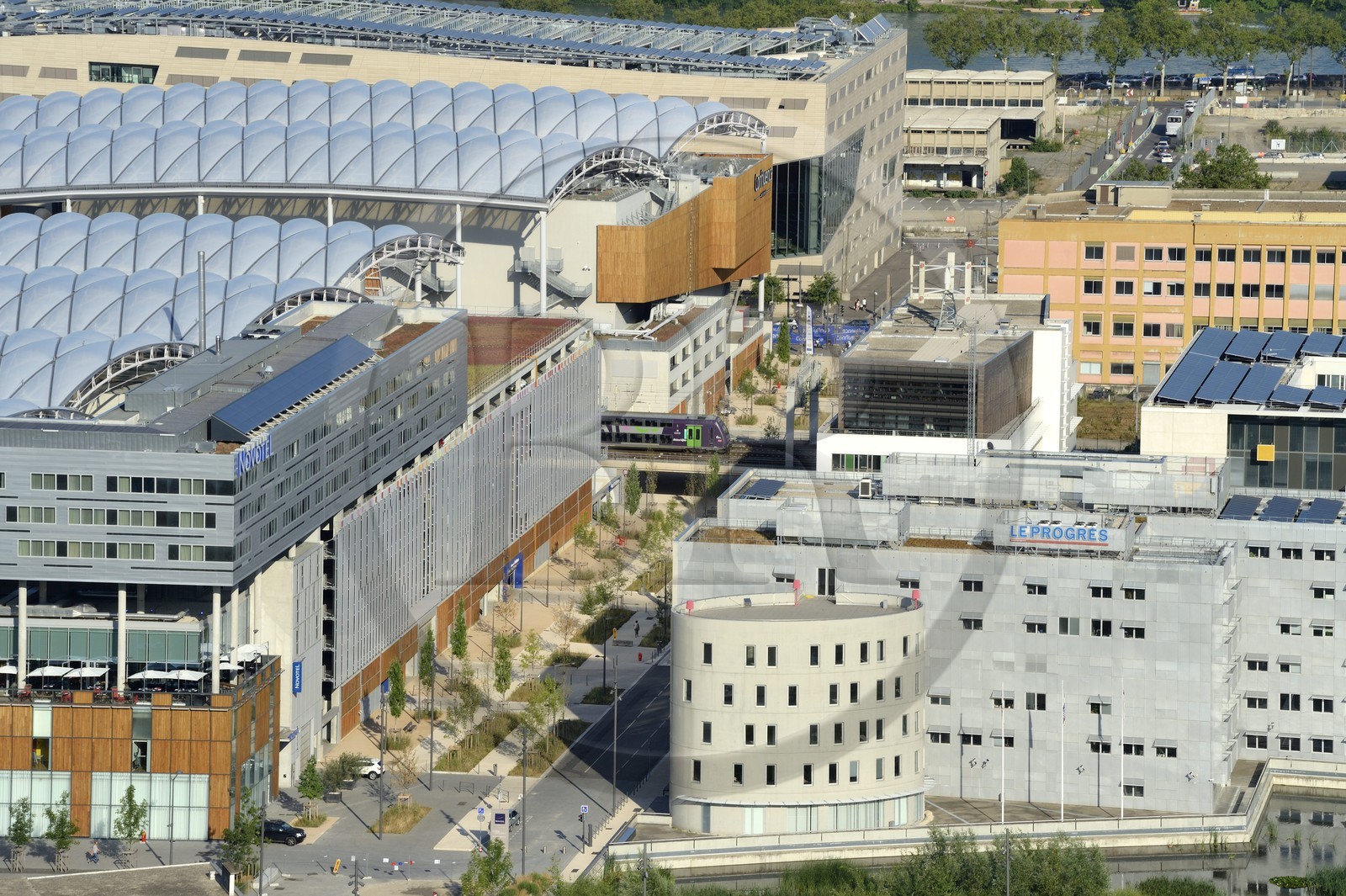 France, Rhône (69), Lyon, nouveau quartier de La Confluence au sud de la Presqu'île, le centre commercial de Confluence à gauche et le siège du journal Le Progrès à droite