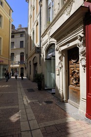 France, Gard (30), Nimes, maison des atlantes fin 17ème siècle au 2 Plan de l’Aspic, la porte d’entrée est encadrée de deux atlantes surmontée d’une architrave moulurée et d’une frise à rinceaux