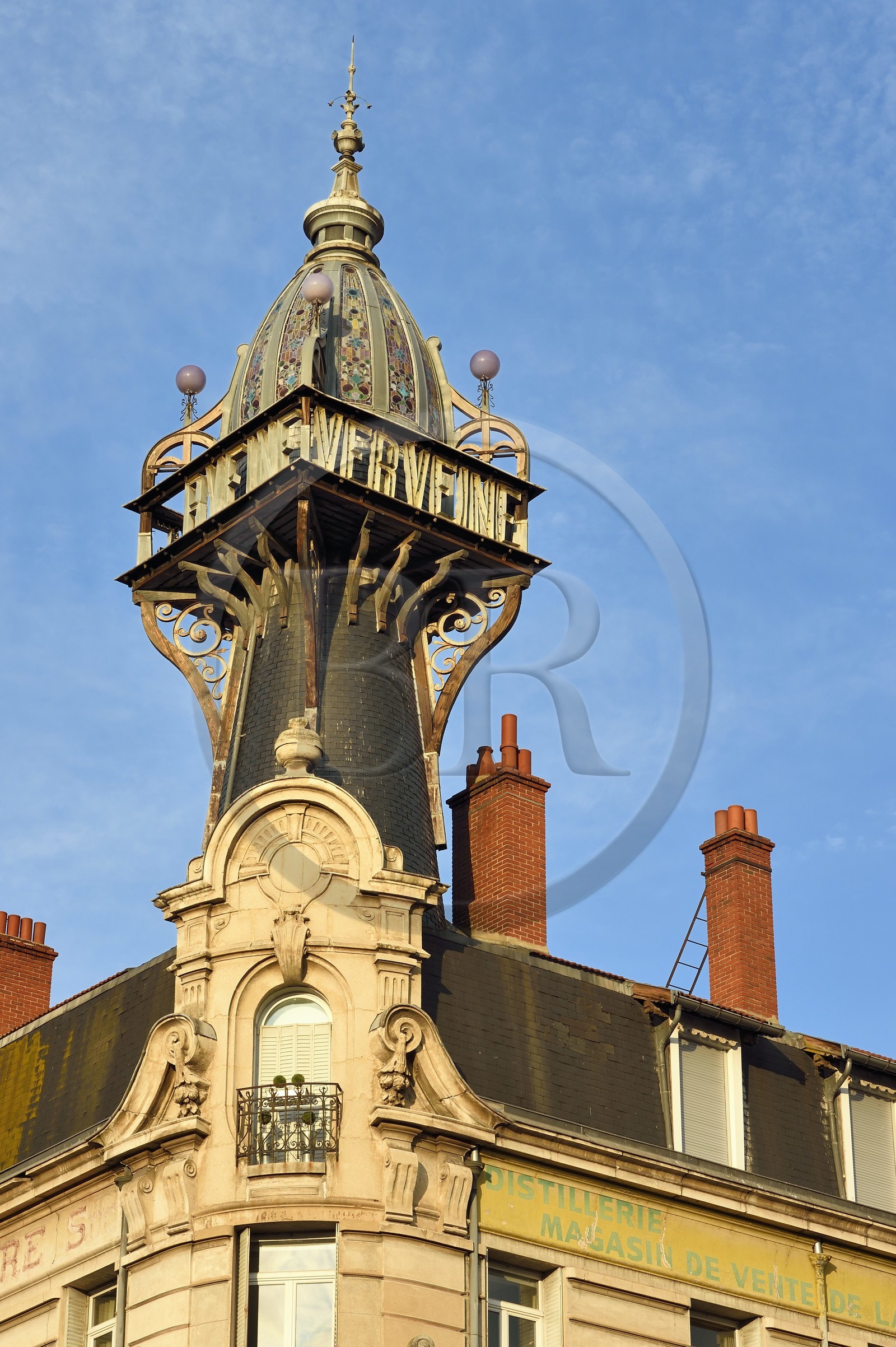 France, Haute-Loire (43), Le Puy-en-Velay, établissement originel de la société de la Verveine du Velay construit par l'architecte Proy en 1906, tourelle surmontée d'un dôme garni de vitraux créés par Charles Borie