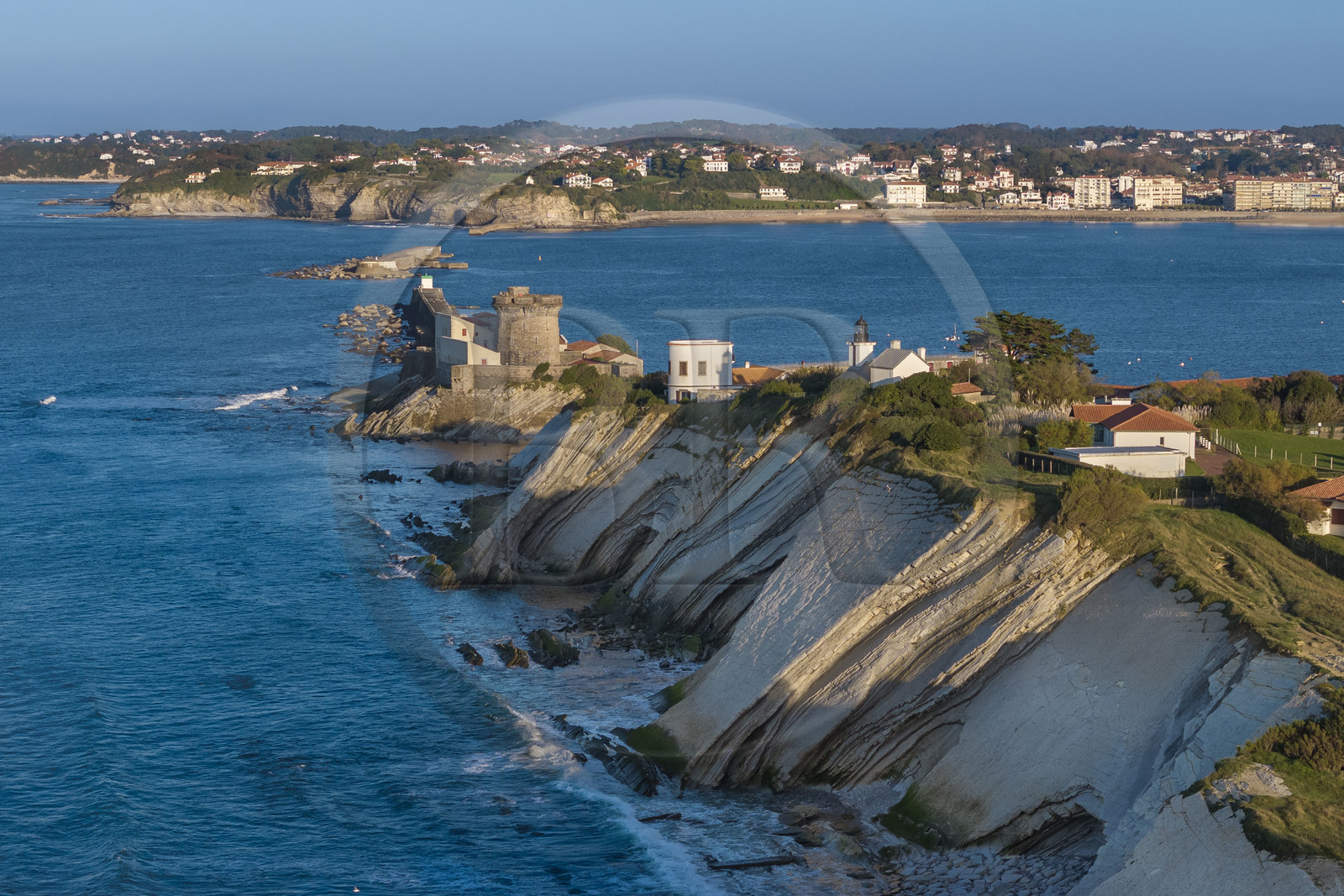France, Pyrénées-Atlantiques (64), Pays-Basque, la Corniche Basque, Urrugne, les falaises de flysch et le fort de Socoa protégeant la baie de Saint-Jean-de-Luz en arrière plan (vue aérienne)