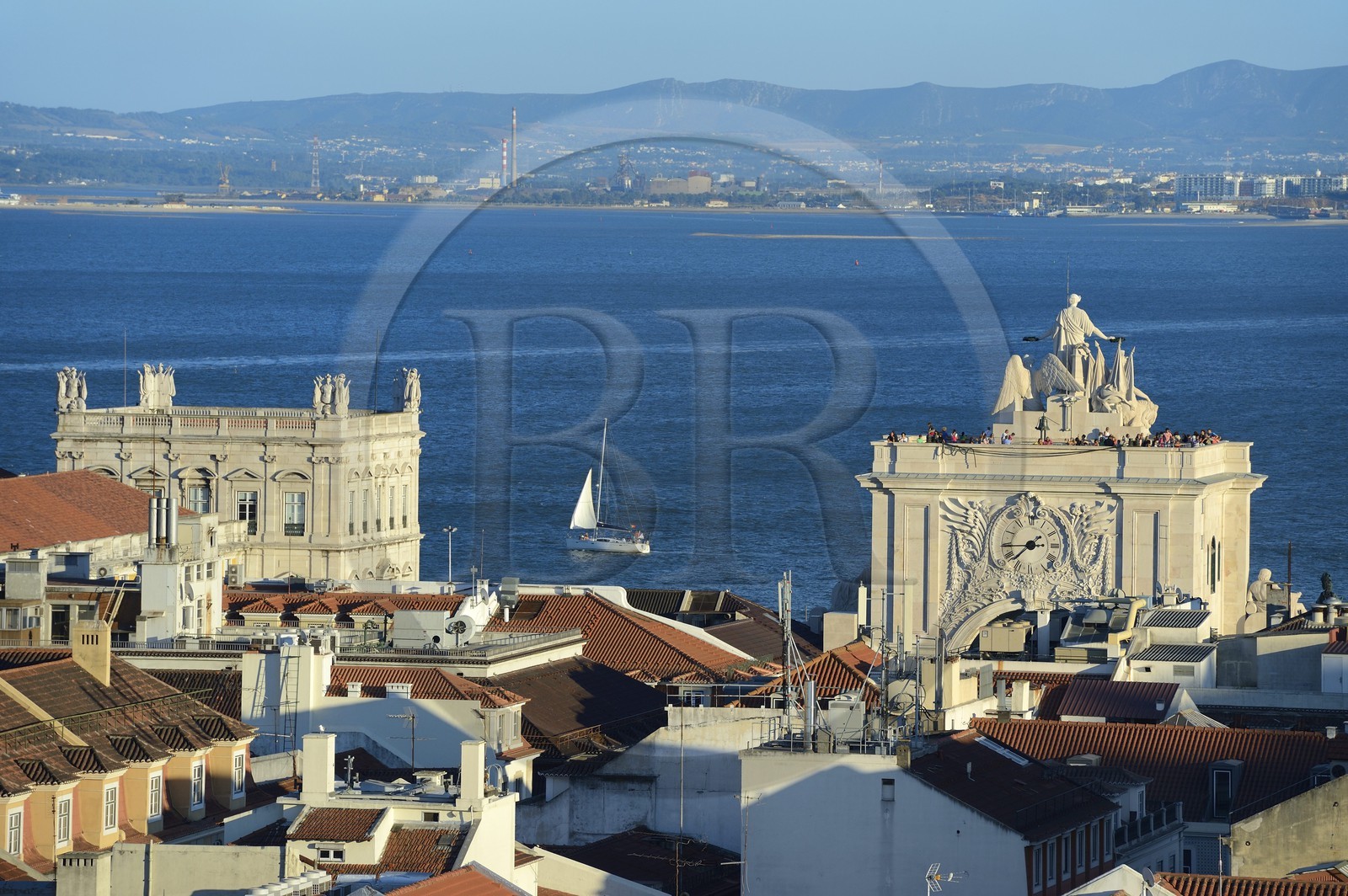 Portugal, Lisbon, Baixa Pombal district, Triumphal Arch of Rua Augusta (Arco da Rua Augusta) on the Praca do Comercio (Commerce Square)