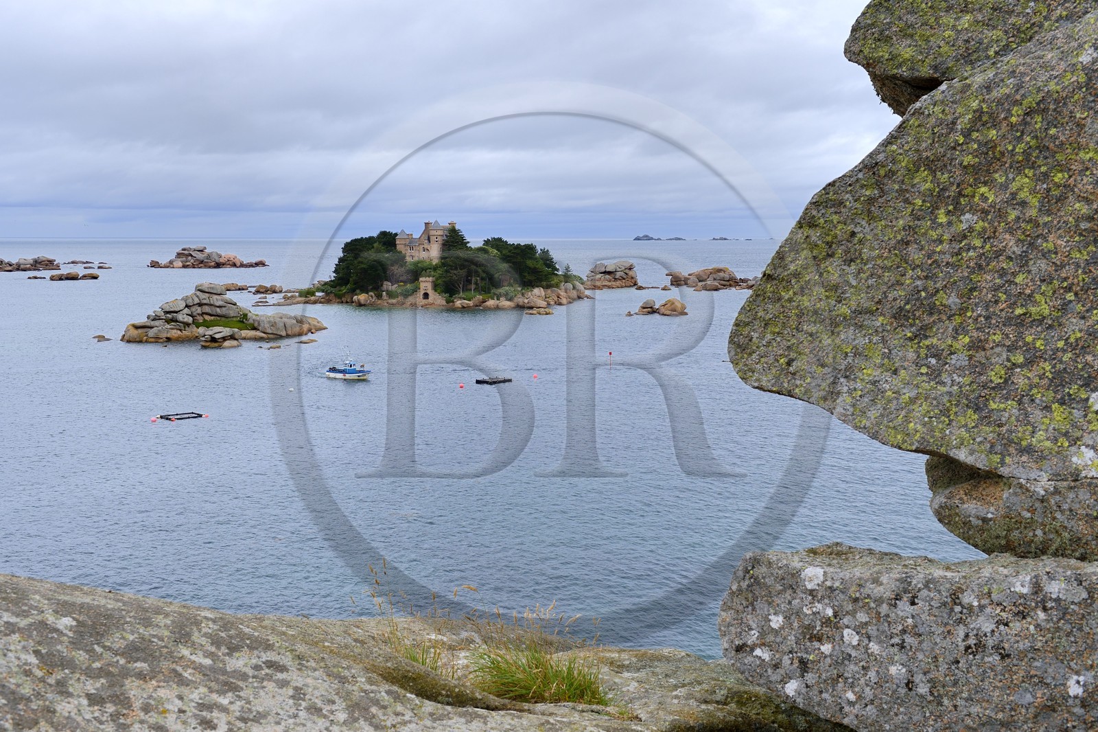 France, Côtes-d'Armor (22), Côte de Granit Rose, Trégastel, château et ile de Costaérès depuis les rochers de Ploumanach