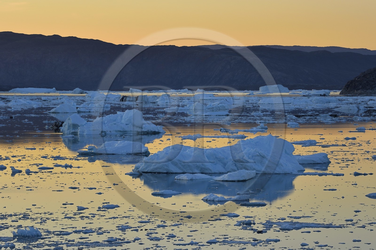 Groenland, cote ouest, baie de Disko, icebergs dans la baie de Quervain au crépuscule