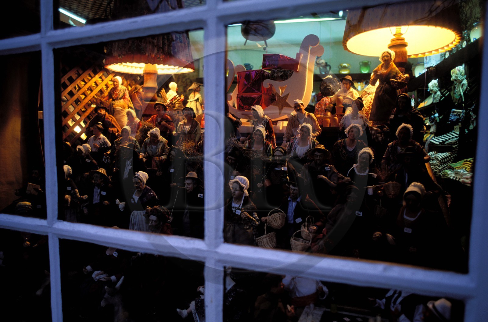 France, Bouches-du-Rhône (13), Les Baux-de-Provence, labellisé Les Plus Beaux Villages de France, des santons en vitrine